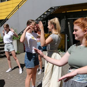 Voller Begeisterung proben die Schülerinnen des Literaturkurses für „Romeo und Julia“.