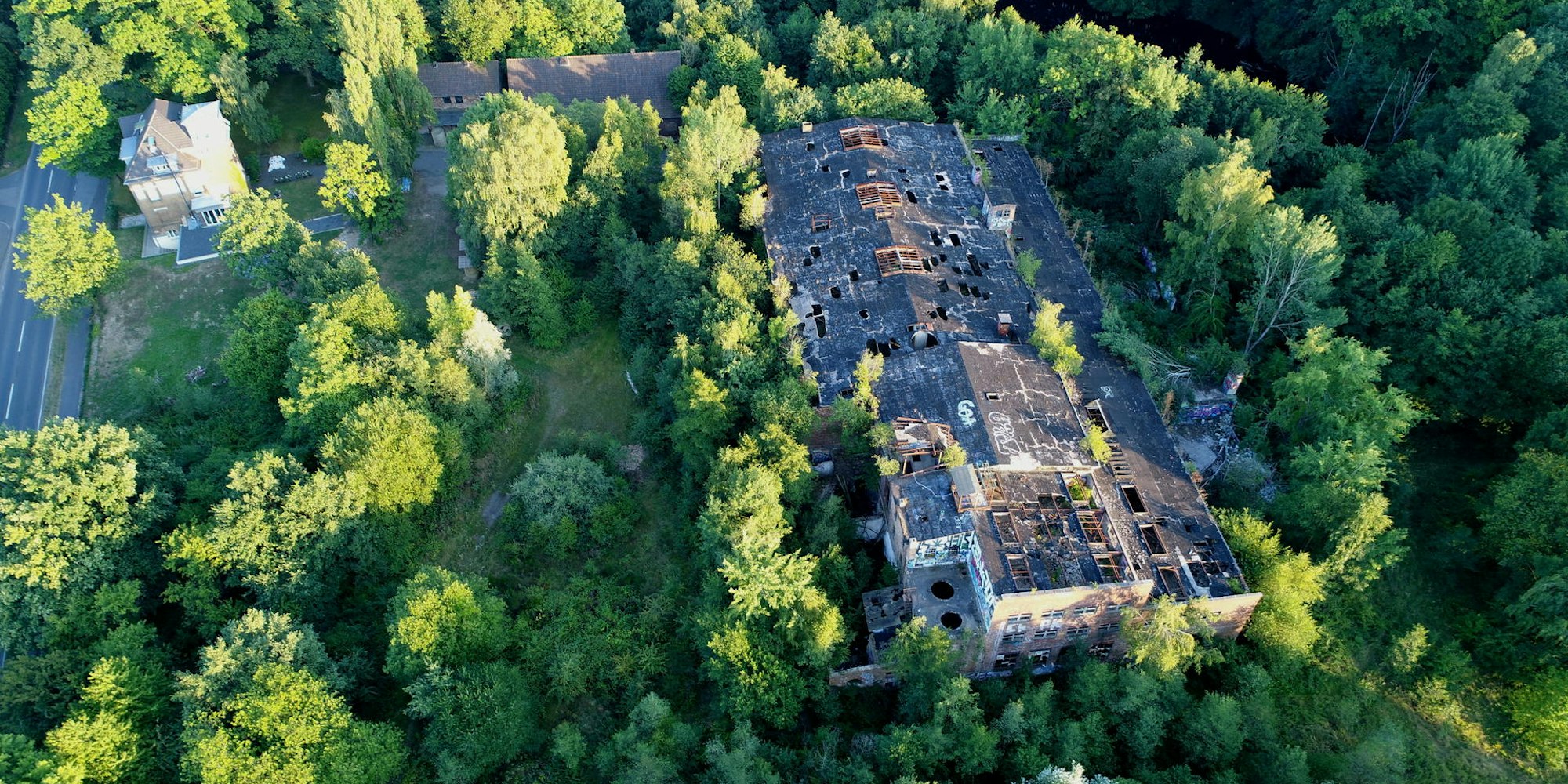 Die Ruine im Biotop: Zum Gelände des Pleistalwerks zwischen Schmerbroich und Birlinghoven gehören Grünflächen, Wald und ein Teich.