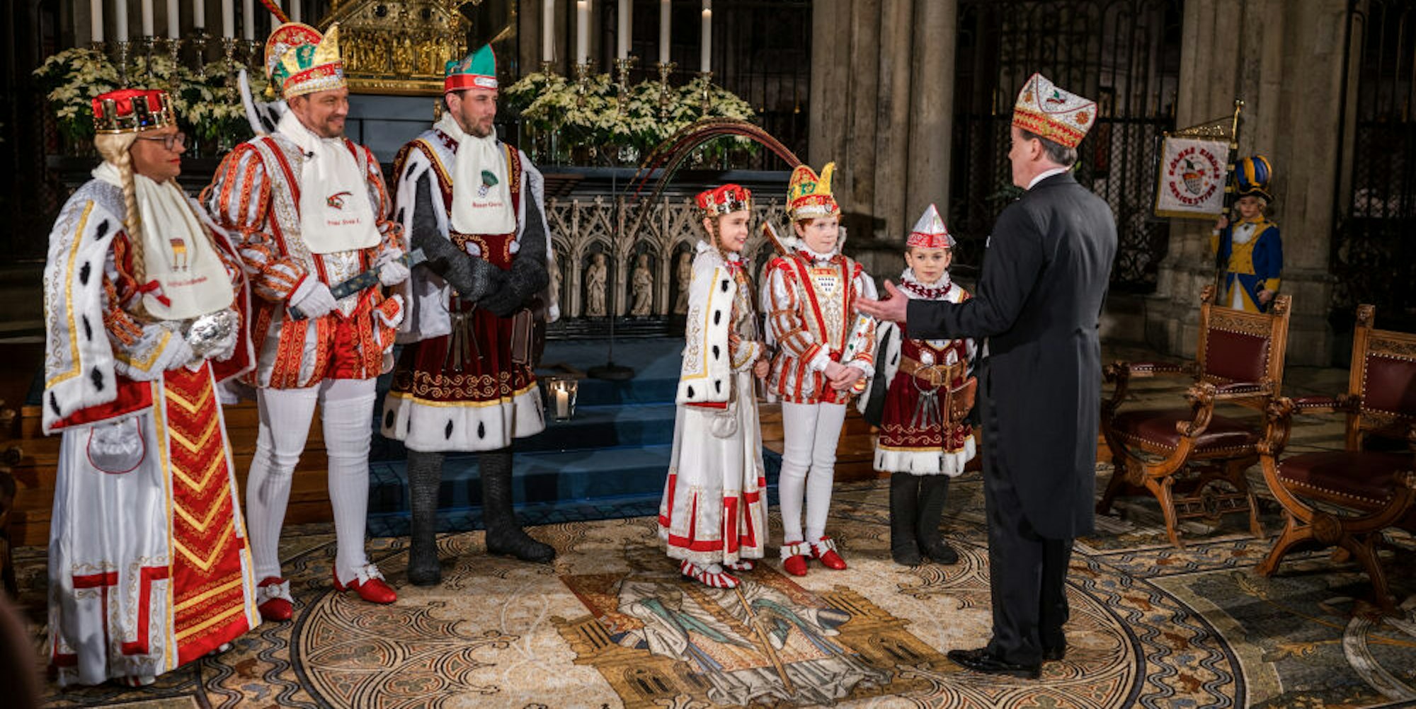 Dreigestirn und Kinderdreigestirn mit FK-Präsident Kuckelkorn bei der Andacht vor dem Dreikönigenschrein im Dom.