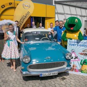 Das Organisationsteam der Rheinbach Classics mit „Miss Petticoat 2018“, Kristina Stüttgen, und einem Opel Olympia Rekord P von 1958. Neu ist „Tony’s Kidzone“ in der Weiherstraße.