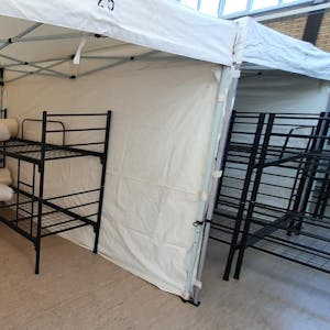 In den Zelten befinden sich jeweils zwei Doppelbetten. 