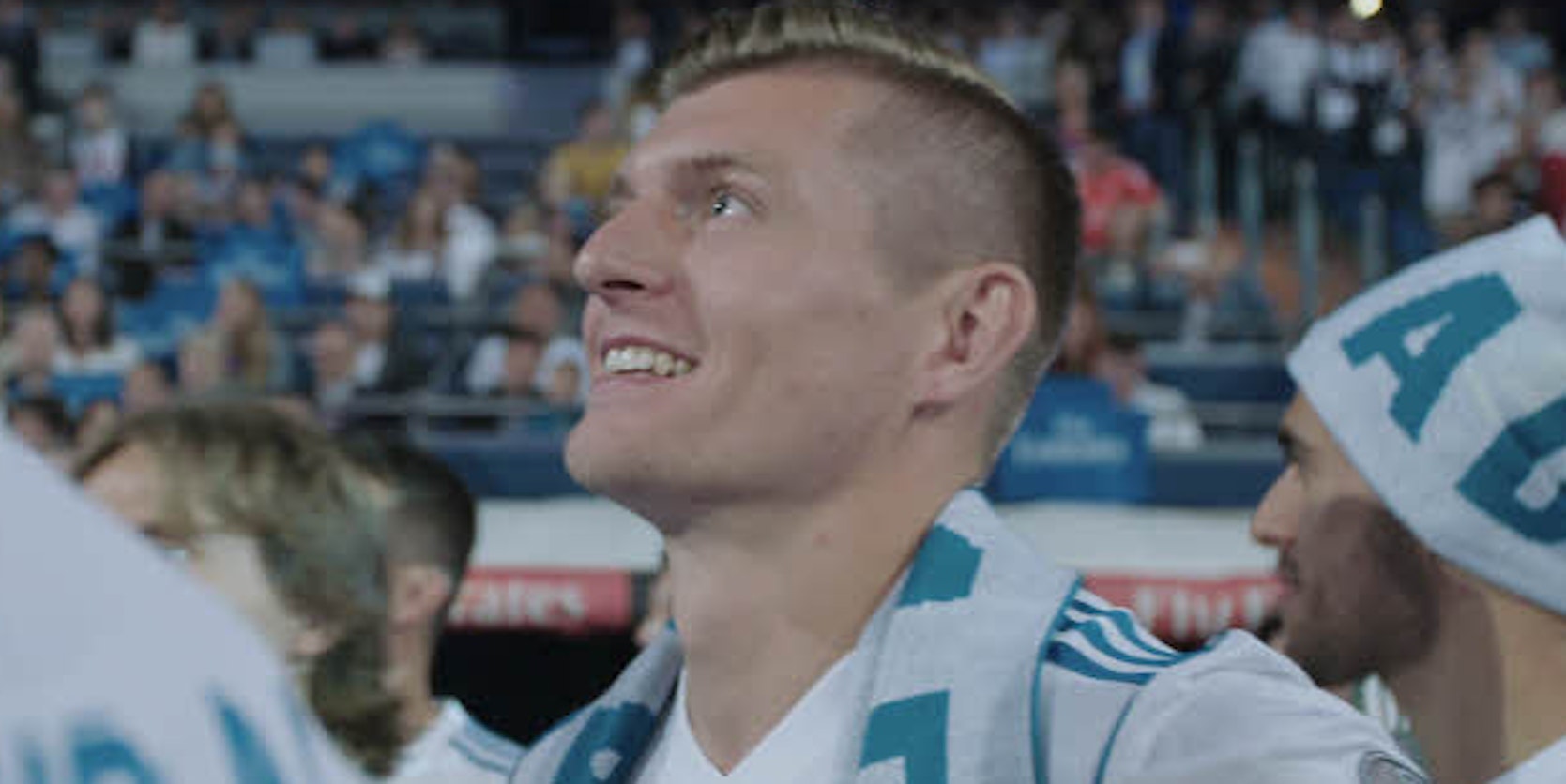 Toni Kroos feiert 2018 den dritten Champions-League-Titel in Folge mit Real Madrid.