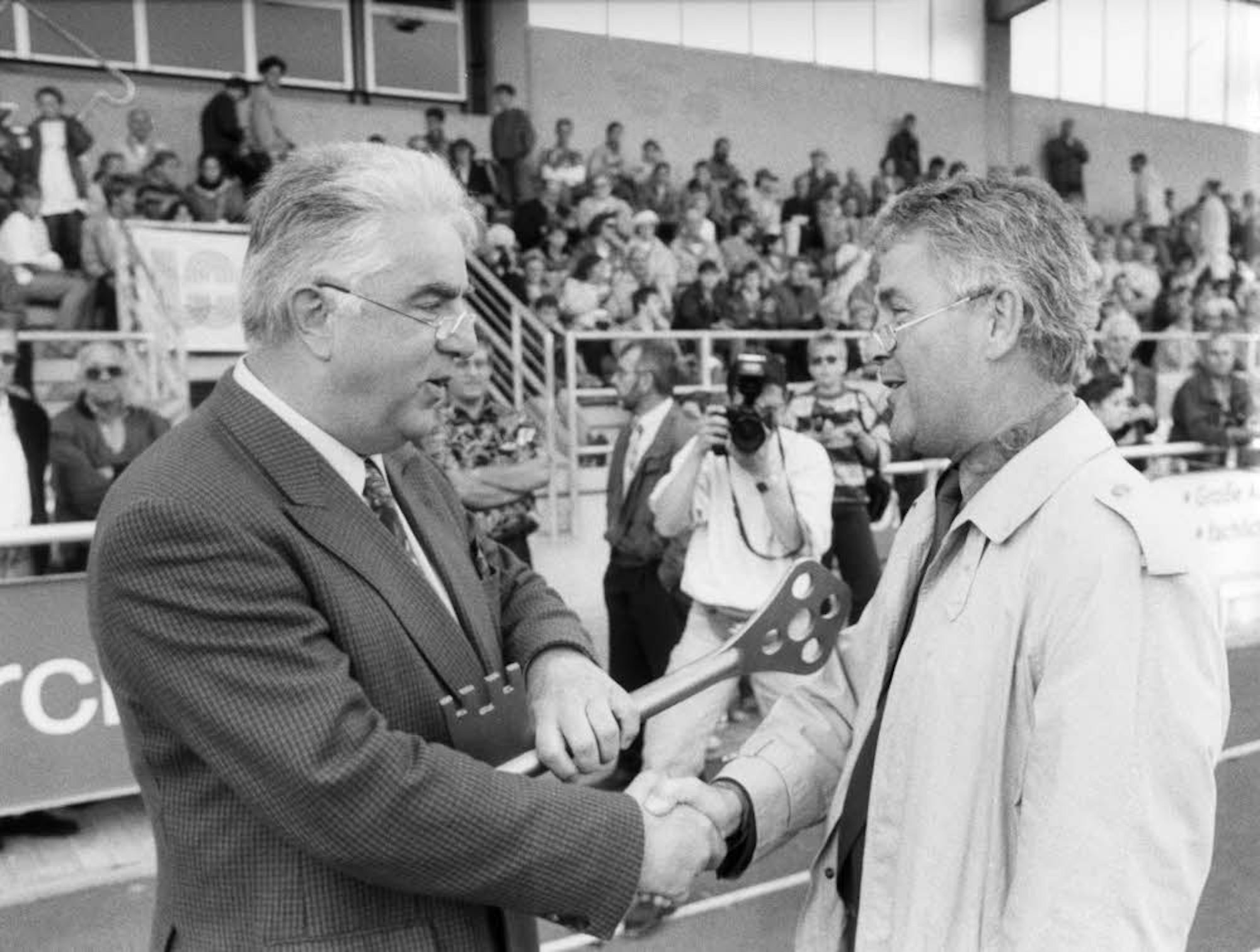 Architekt Alfred Ulenberg überreicht Bürgermeister Dr. Wolf Bauer (l.) den Stadionschlüssel.