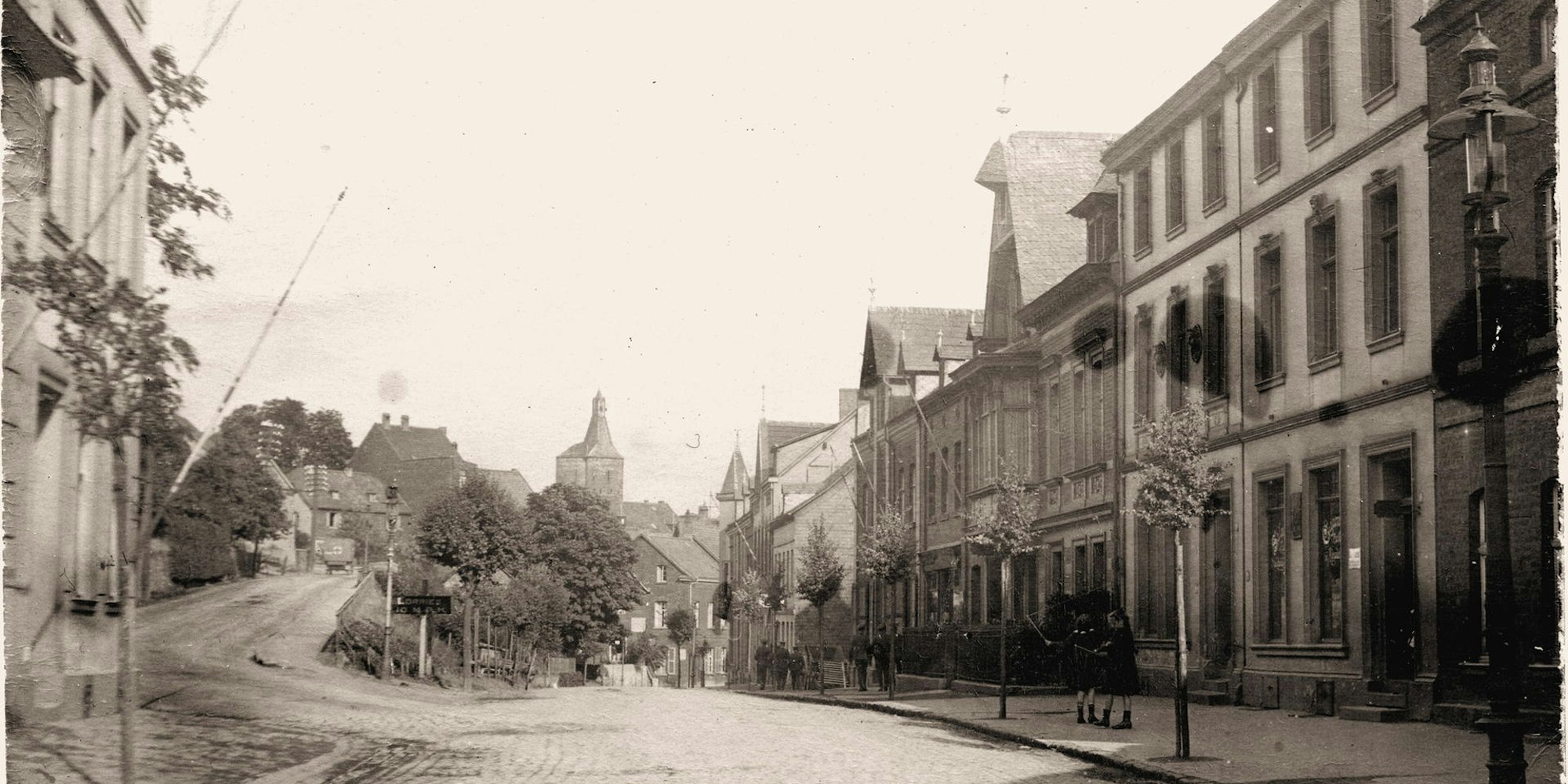 Eine einseitig verlaufende Baumreihe zierte schon in den 1920er Jahren die Schloßstraße.