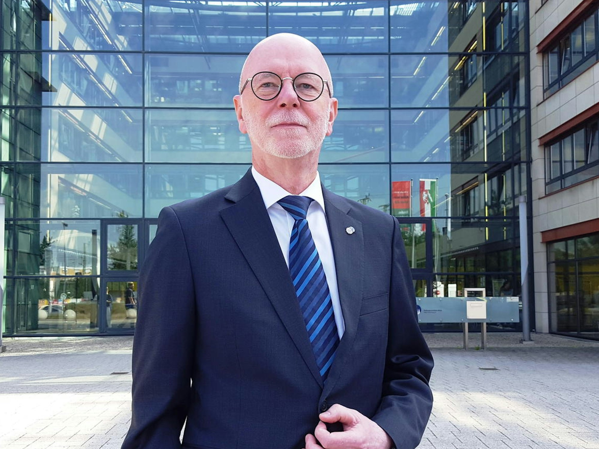 Polizeipräsident Uwe Jacob steht vor dem Kölner Polizeipräsidium