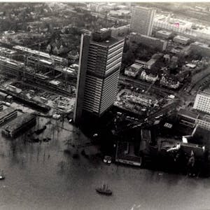 Blick auf den Schürmann-Bau im Regierungsviertel: Hochwasser fügte dem Rohbau im Jahr 1993 schwere Schäden zu.