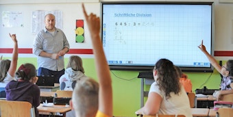 Bastian Alp nutzt gerne die technischen Hilfsmittel im Klassenraum, nur seine Handschrift gefällt ihm am Active Board nicht.