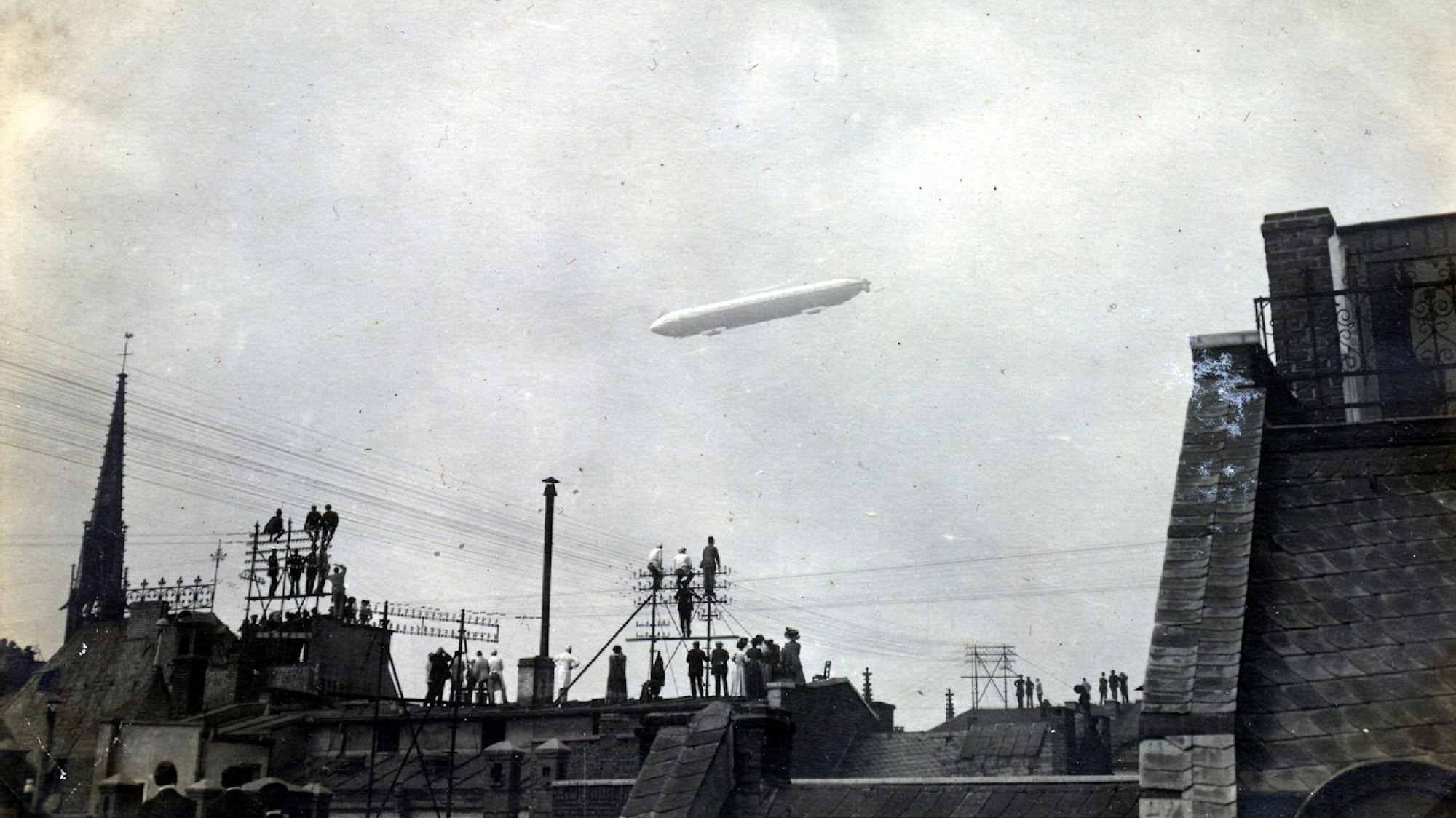 Bei der Ankunft des Luftschiffs von Graf Zeppelin in Köln hatten sich die Schaulustigen sogar auf den Dächern postiert.