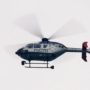 Polizeihubschrauber bei grauem Himmel Symbolbild dpa