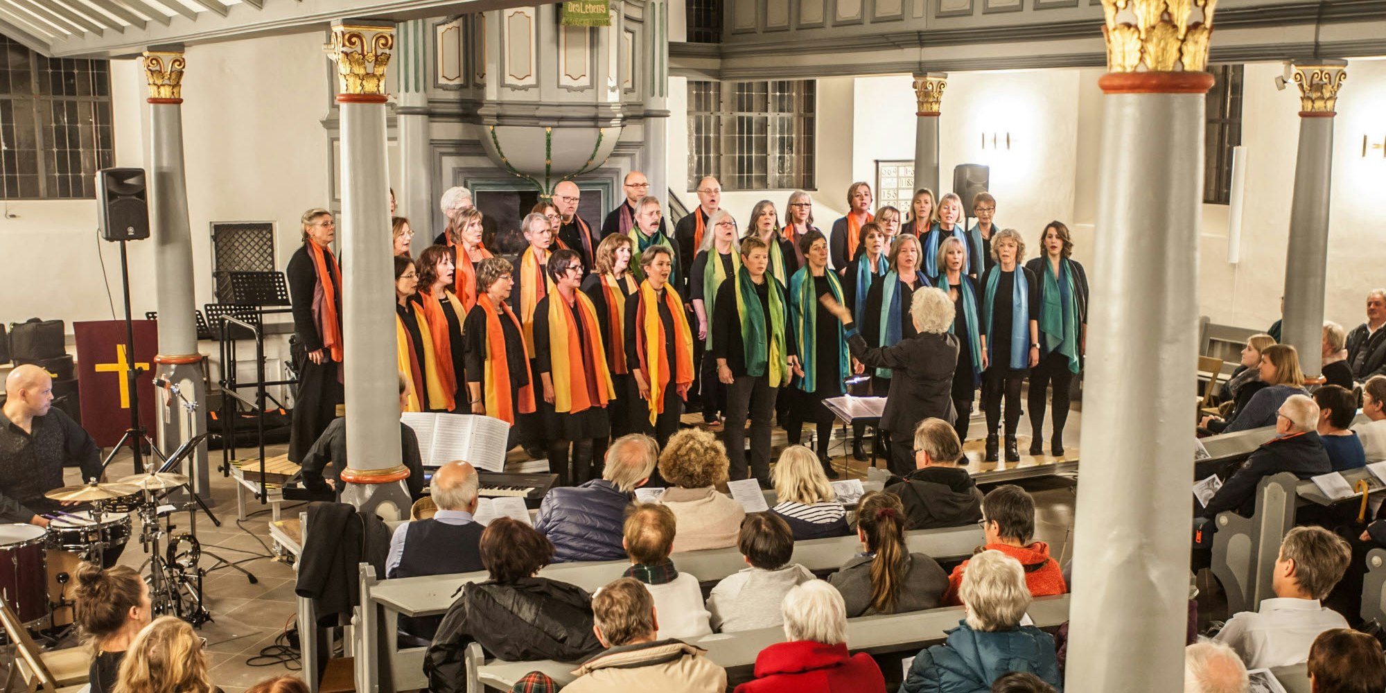 Viele Zuschauer hörten dem Chor Color in der evangelischen Kirche in Witzhelden zu.