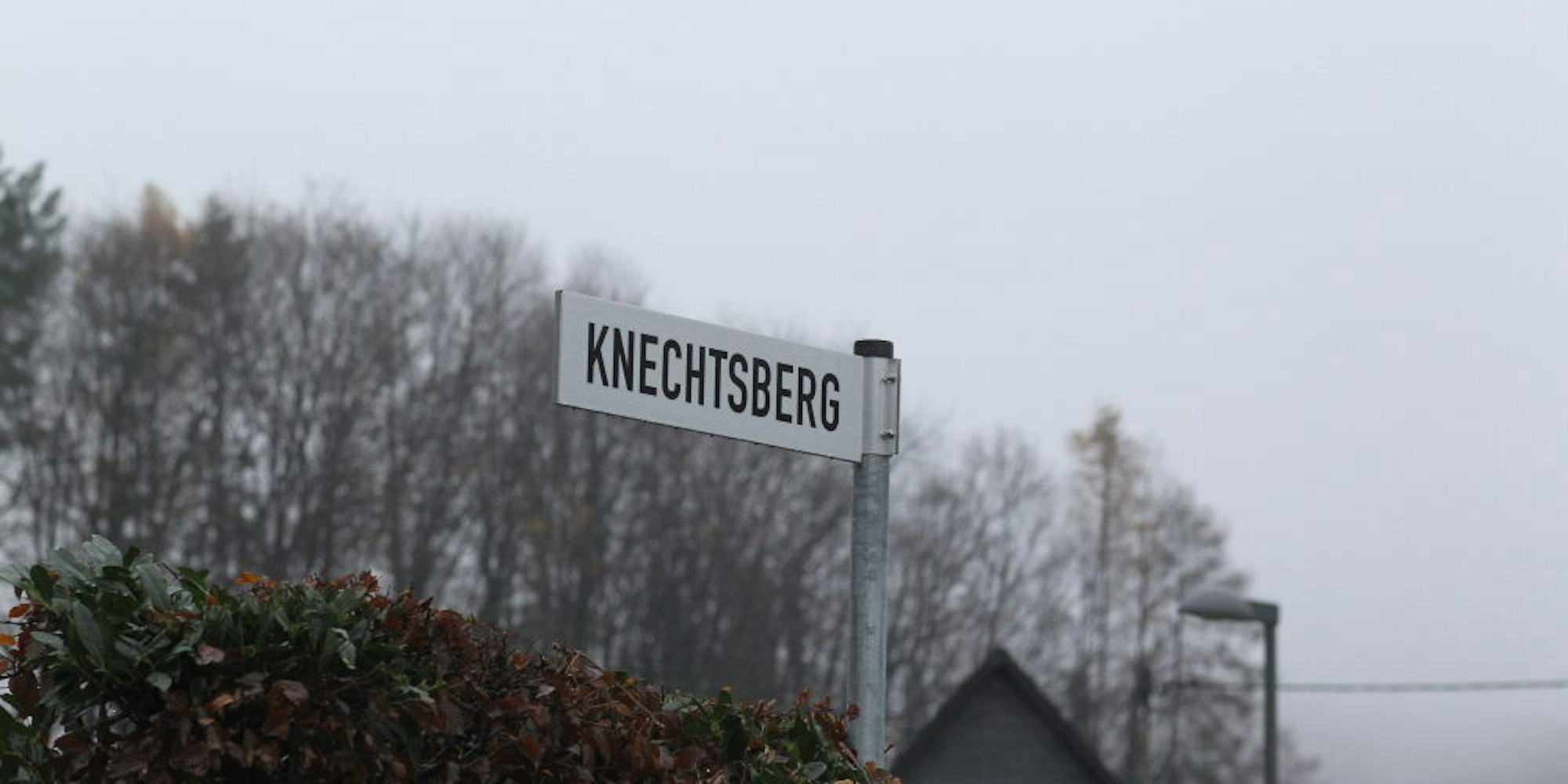 In Versalien ist der Straßenname Knechtsberg geschrieben.