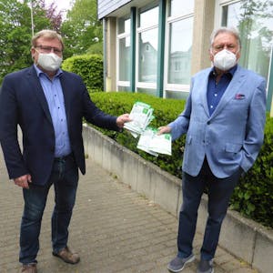 Bürgermeister Stefan Caplan (l.) erhielt von Kurt Lammert die Schutzmasken.