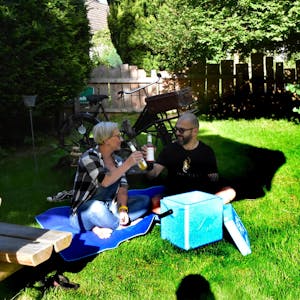 Magdalena und Bernd Vasters zeigen am Eulenhof, wie sie sich die Nutzung ihres Picknickangebots vorstellen.