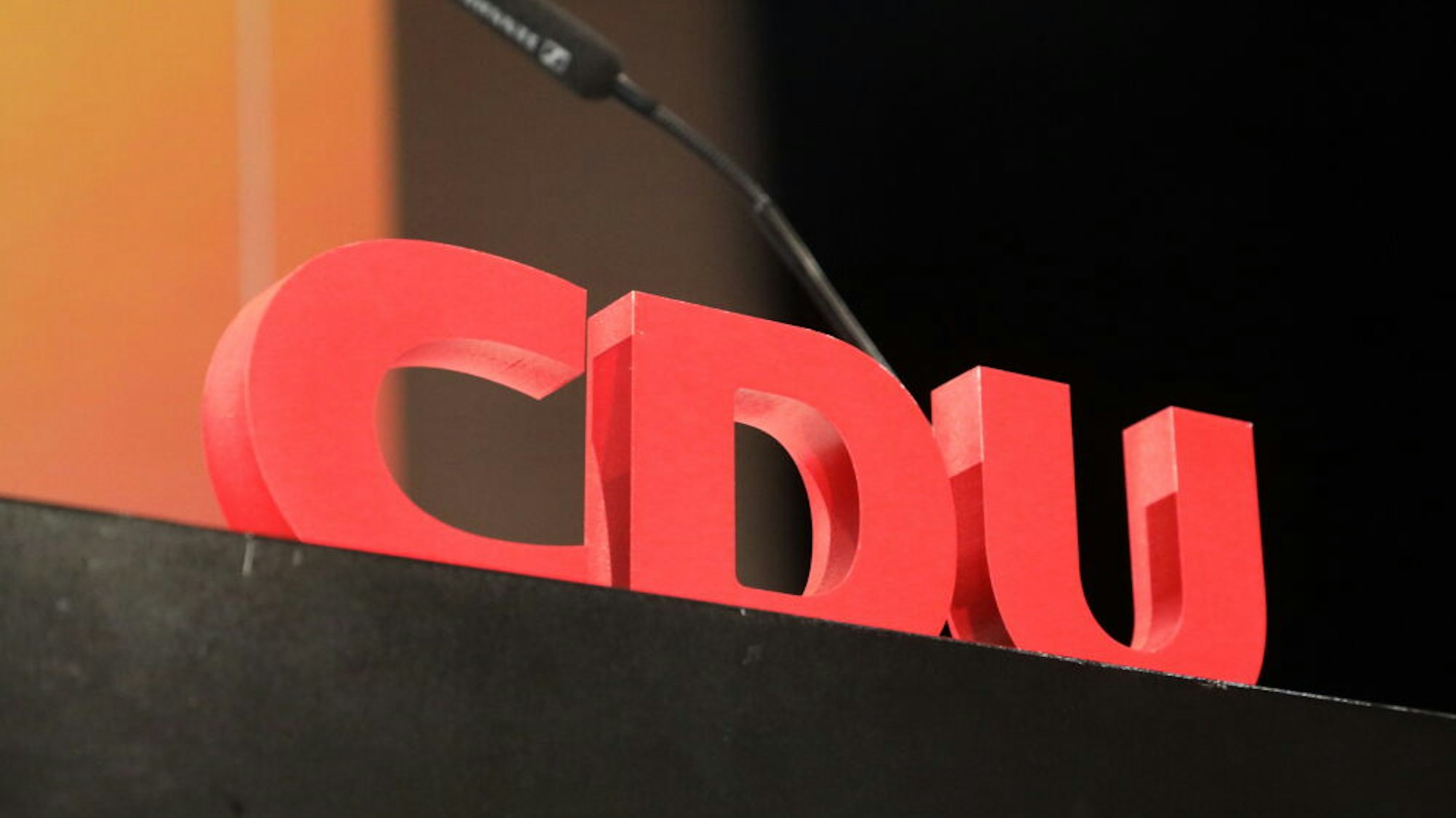 Das Logo der CDU ist auf einem Rednerpult zu sehen.