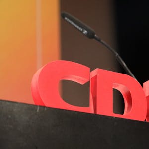 Das Logo der CDU ist auf einem Rednerpult zu sehen.