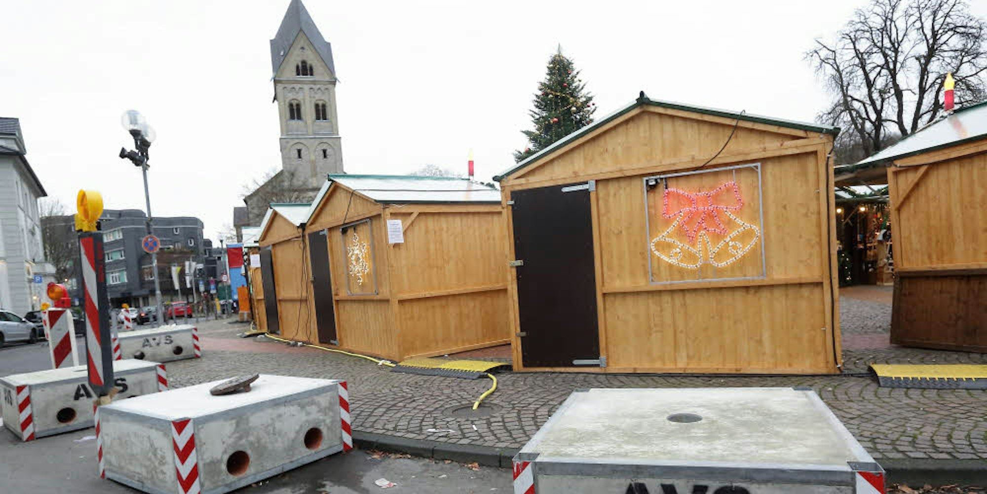 Betonblöcke sollen mögliche Angriffe mit Lkw auf den Bergisch Gladbacher Weihnachtsmarkt verhindern helfen.