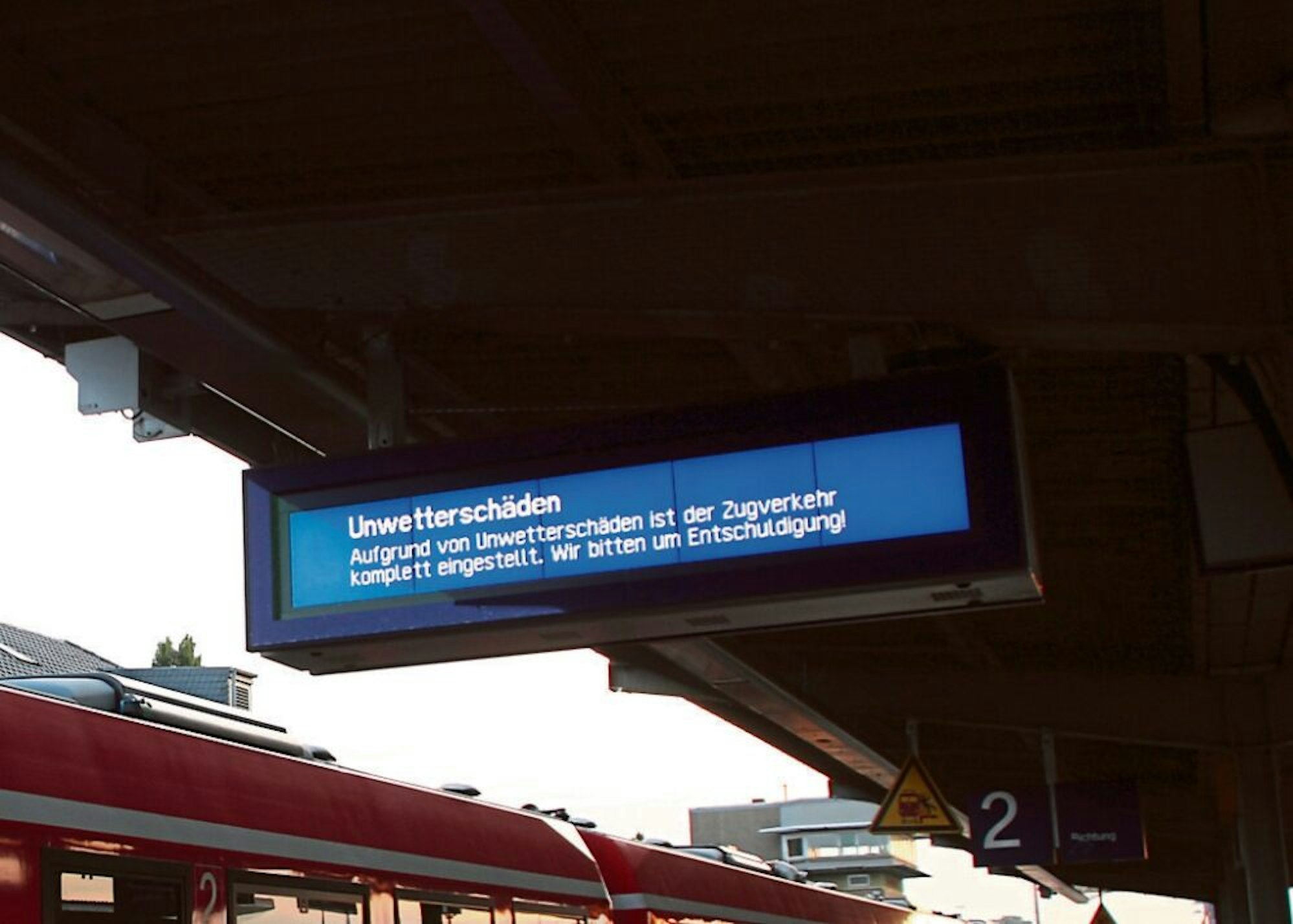 Die Anzeigetafeln an den Bahnsteigen in Euskirchen sind noch nicht auf dem neuesten Stand. Das sorgte am Morgen für Verwirrung.