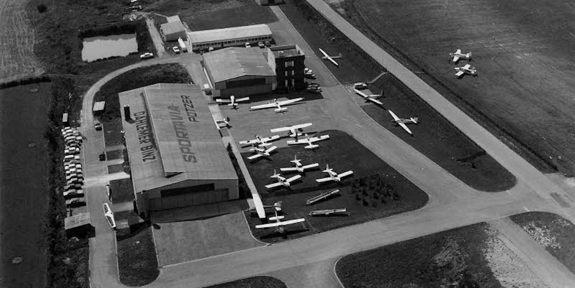 1964 kam der Flugzeugkonstrukteur Alfons Pützer aus Bonn auf das Flugplatzgelände.