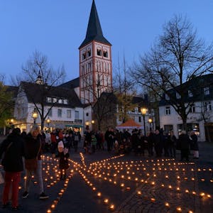 In Form eines Sterns leuchten die Lichter auf dem Siegburger Marktplatz.