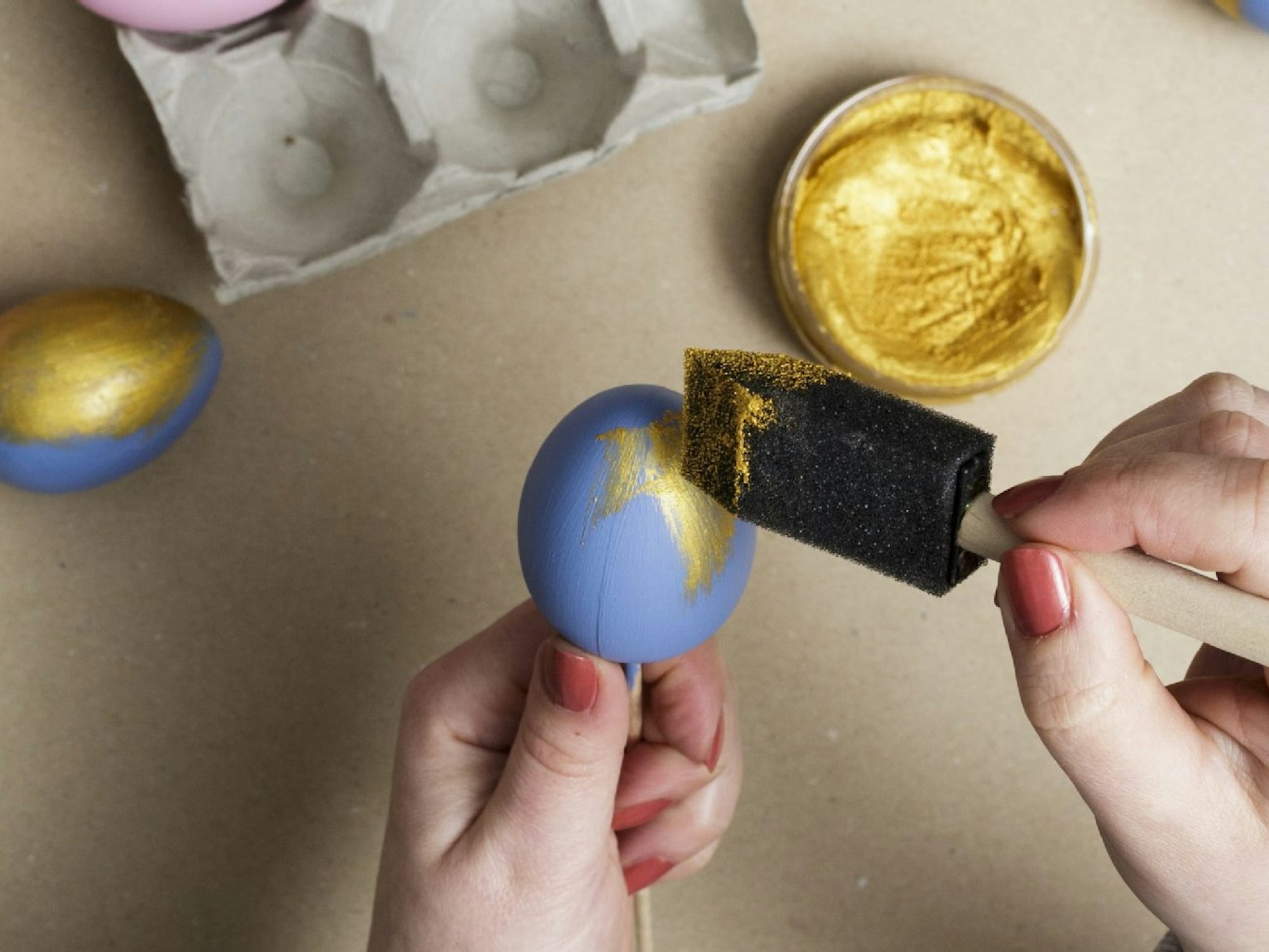 Gold-Eier mit Hilfe von Acrylfarbe.