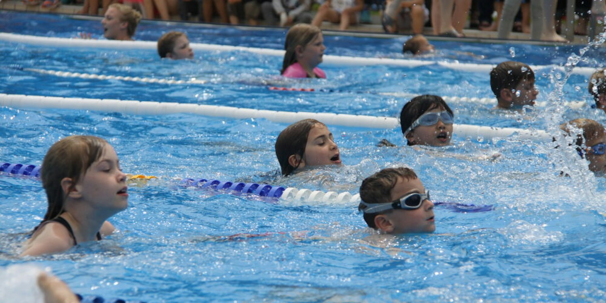 Besonders die kleinen Schwimmerinnen und Schwimmer freuen sich auf Wettkämpfe, wie etwa den Kindertriathlon im Türnicher Freibad.
