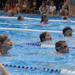 Besonders die kleinen Schwimmerinnen und Schwimmer freuen sich auf Wettkämpfe, wie etwa den Kindertriathlon im Türnicher Freibad.