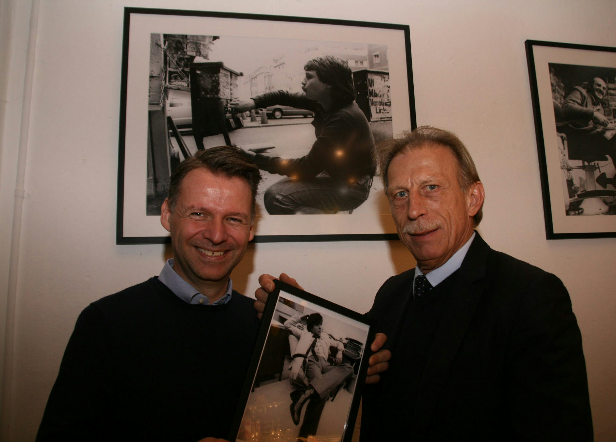 Im Bistro Verde sind Bilder des Fotografen Bernd Kollmann zu sehen. Sohn Tobias organisierte die Ausstellung, Christoph Daum kannte den Vater, der auch Bilder vom FC für den Express machte.