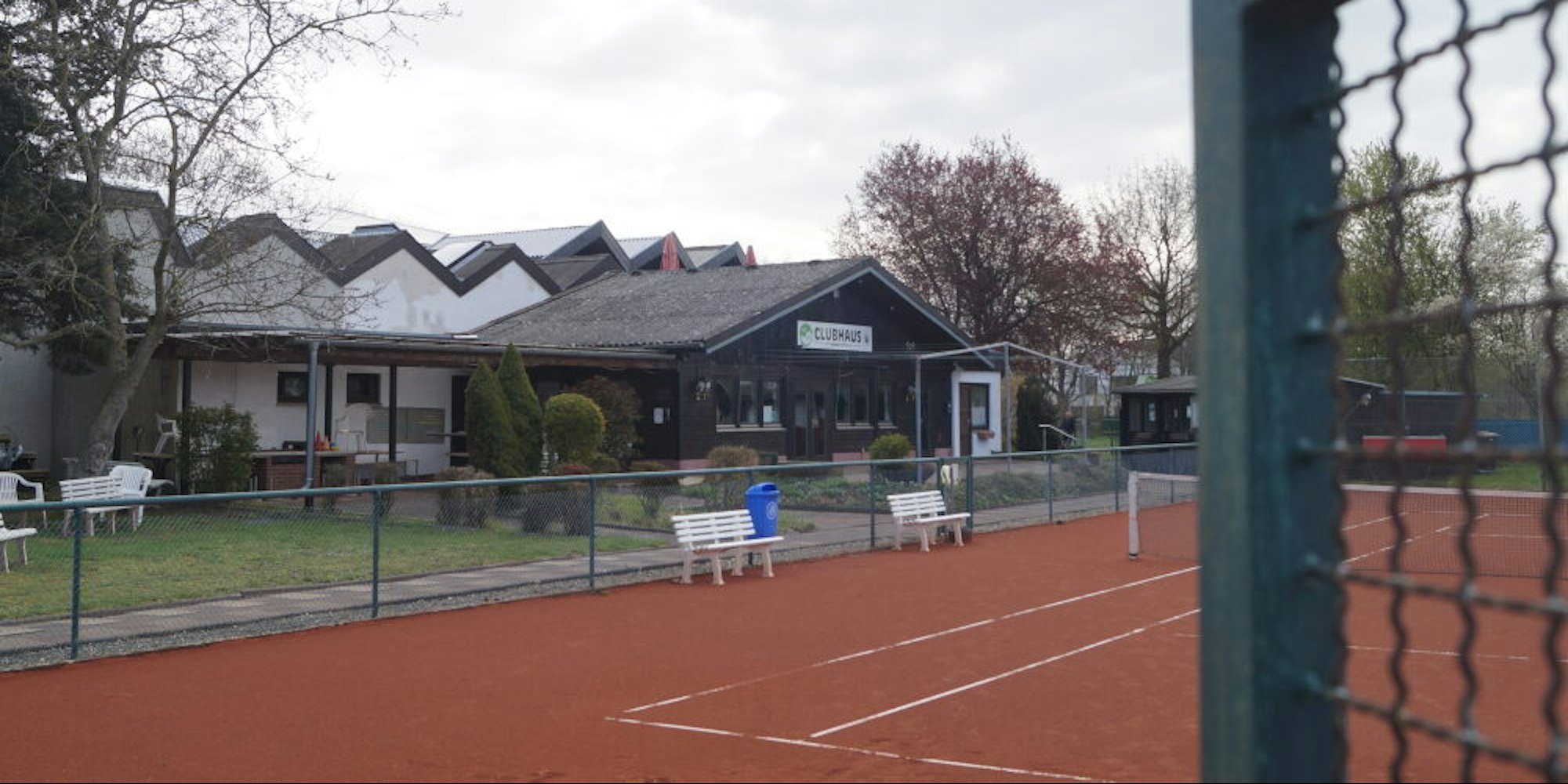 Gleich hinter dem Clubhaus des TC Kerpen liegt die kommerziell betriebene Tennishalle, die sogenannte Racket-Arena. Jetzt soll das Clubhaus einer großen Terrasse weichen.