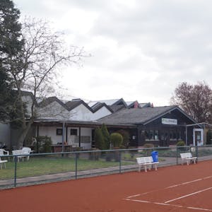 Gleich hinter dem Clubhaus des TC Kerpen liegt die kommerziell betriebene Tennishalle, die sogenannte Racket-Arena. Jetzt soll das Clubhaus einer großen Terrasse weichen.