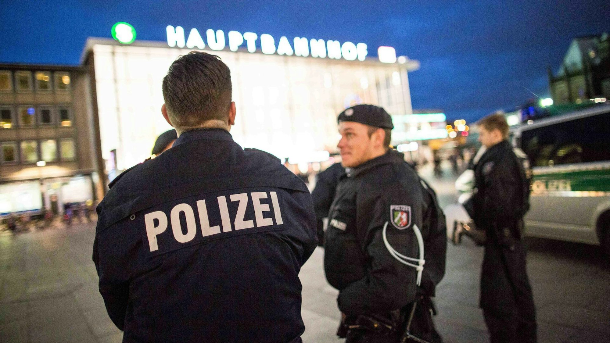 Kölner Polizisten im Einsatz am Kölner Hauptbahnhof