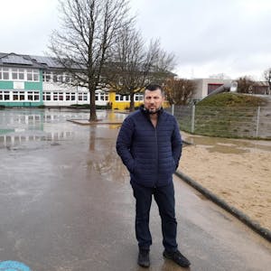 Fördervereinschef Recep Özgül sucht Unterstützer für die Neugestaltung der Schulhofs auf dem Bergneustädter Bursten.