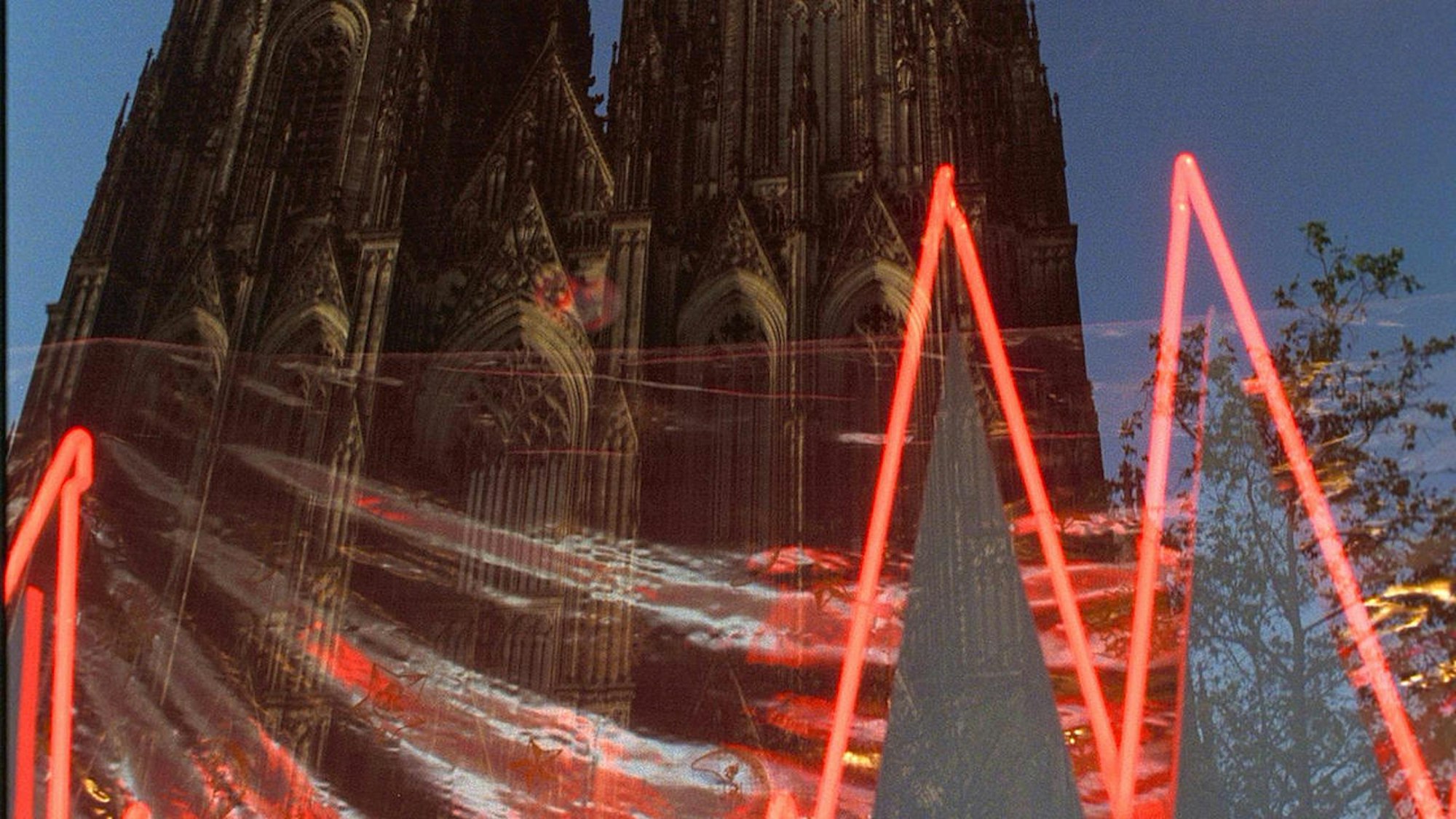 Der Dom spiegelt sich im KölnTourismus-Schaufenster.