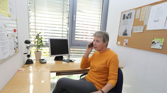 Lisbeth P. telefoniert ehrenamtlich für den Kölner Kinderschutzbund.