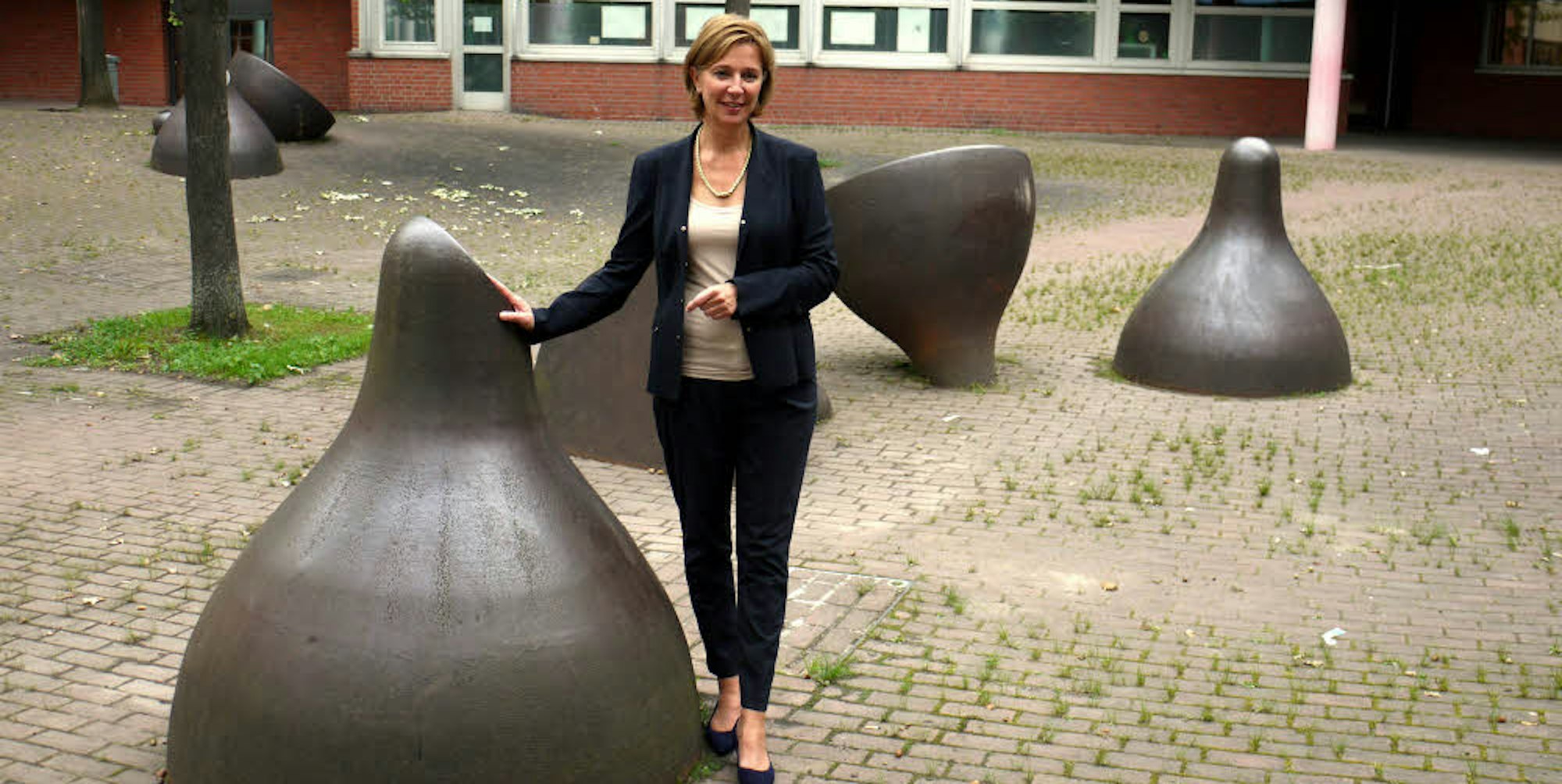 Ortstermin am Heinrich-Heine-Gymnasium: Die Kunstobjekte standen schon, als die NRW-Schulministerin Yvonne Gebauer hier 1985 Abitur machte.