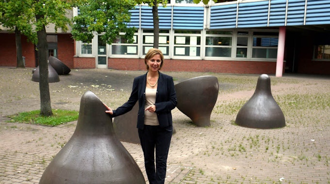 Ortstermin am Heinrich-Heine-Gymnasium: Die Kunstobjekte standen schon, als die NRW-Schulministerin Yvonne Gebauer hier 1985 Abitur machte.
