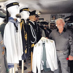 Armin Schmitt hat in seiner Garage mehr als 100 Uniformen samt Accessoires museal aufbereitet.