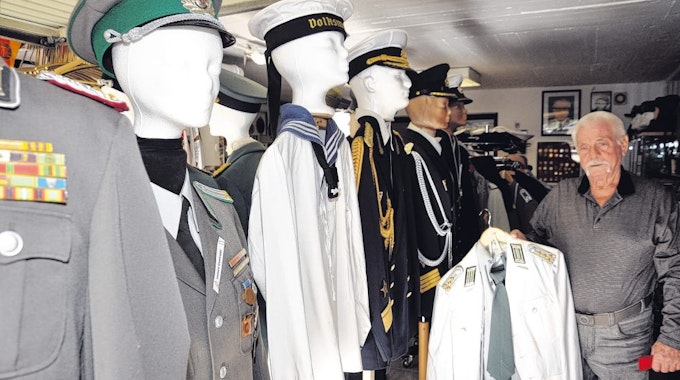 Armin Schmitt hat in seiner Garage mehr als 100 Uniformen samt Accessoires museal aufbereitet.