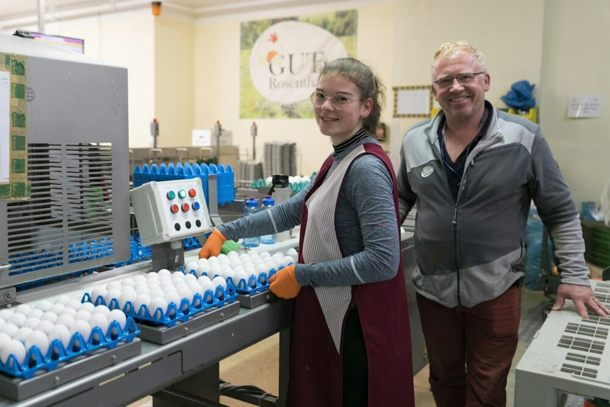 Auf dem Bio-Gut Rosenthal in Bergneustadt muss Biobauer Henning Gauer für das Futter der Tiere in der aktuellen Krise einiges drauflegen. Sortiert werden die Eier unter anderem von Mitarbeiterin Lina Guterding.