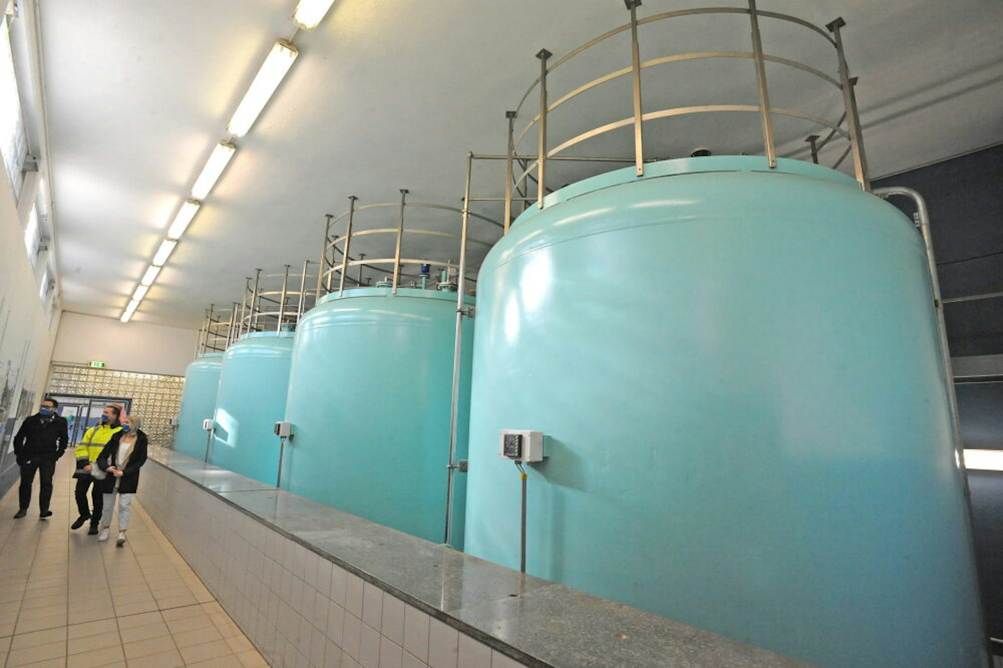 Im Wasserwerk in Rheindorf wird den geschlossenen Schnellfiltern das Wasser gereinigt.
