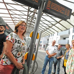 Was auf der Anzeige steht, kann man sich vorlesen lassen, demonstriert Brigitte Prämaßing am Opladener Busbahnhof.