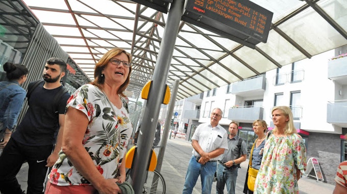 Was auf der Anzeige steht, kann man sich vorlesen lassen, demonstriert Brigitte Prämaßing am Opladener Busbahnhof.