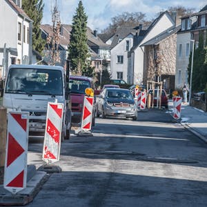 Seit einem Dreivierteljahr existiert die Baustelle an der Straße Am Scherfenbrand in Schlebusch. Nun erregt die Sperrung für die abschließende Asphaltierung die Anwohner.