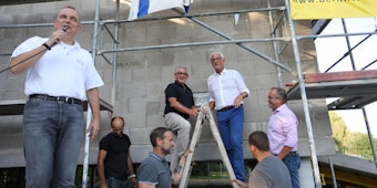 Auf der Leiter Architekt Wolfgang Mergen (links) neben Bürgermeister Franz Huhn, am MikrofonVereinschef Boris Scharenberg.
