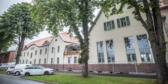 In handwerklicher Kleinarbeit wurde das Äußere des Ledigenheims wieder seinem ursprünglichen Zustand angepasst.