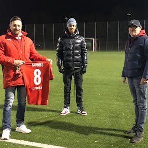 Freude beim Bliesheimer BC: Jugendleiter Andreas Haepp (v.l.), FC-Profi Ismail Jakobs und Vorsitzender Alfred Schwanke.