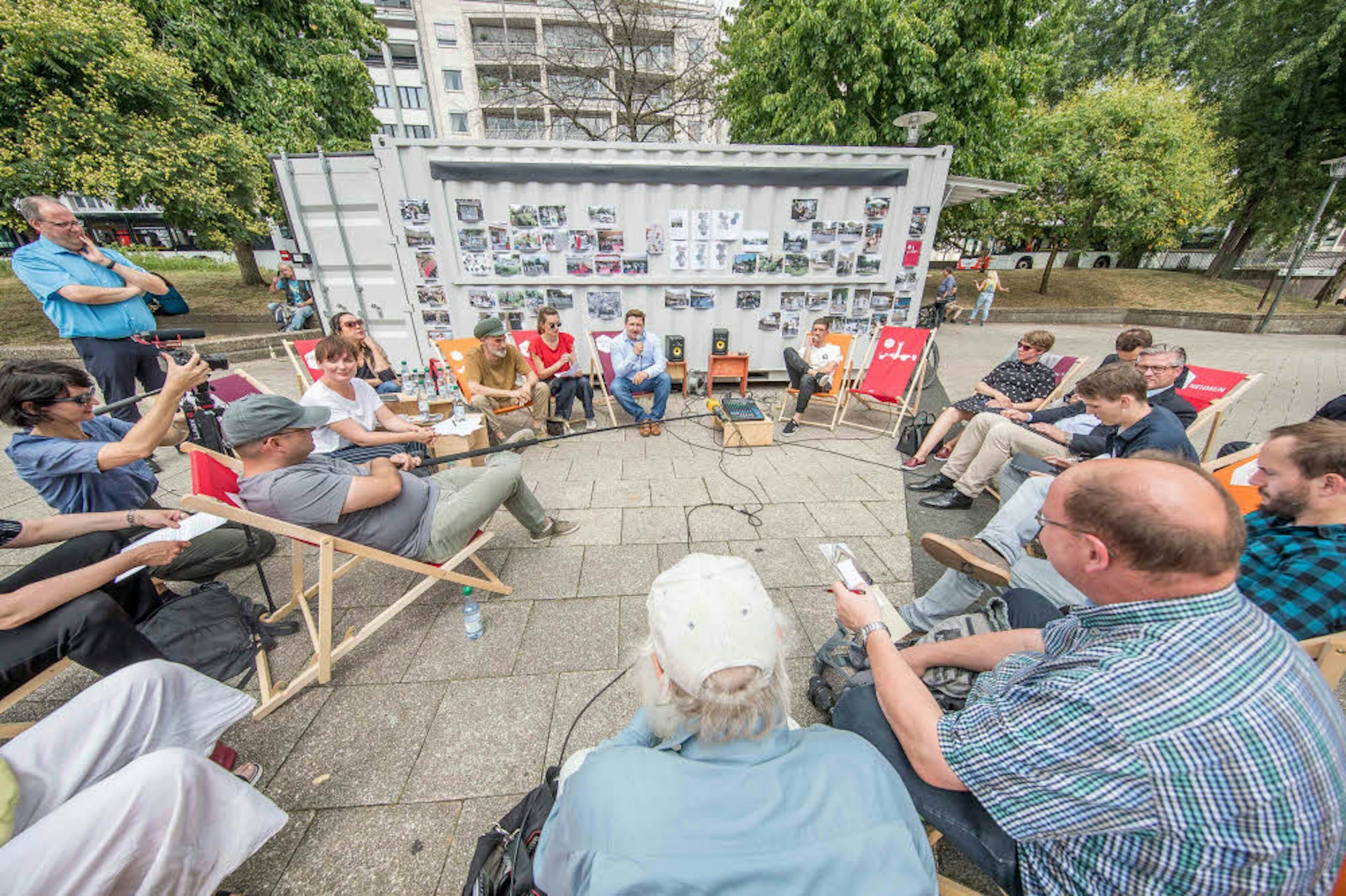 Pressekonferenz vor dem neuen Café-Container: Am Donnerstag präsentierten Stadt und Künstler die Pläne für den Ebertplatz.