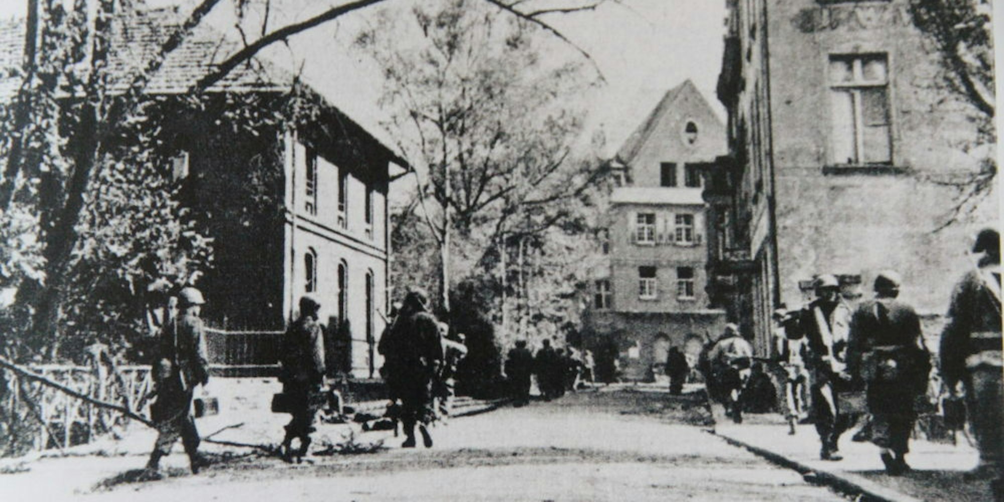 US-amerikanische Truppen marschierten am 10. April 1945 in Siegburg ein.