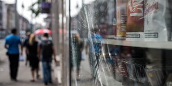 Eine zersplitterte Fensterscheibe in Duisburg-Marxloh, das als No-Go-Area in Verruf geraten ist