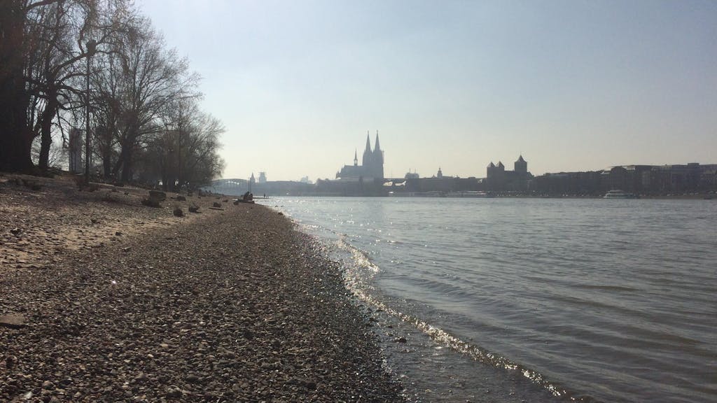 Das Rheinufer im Kölner Norden auf einem undatierten Foto.