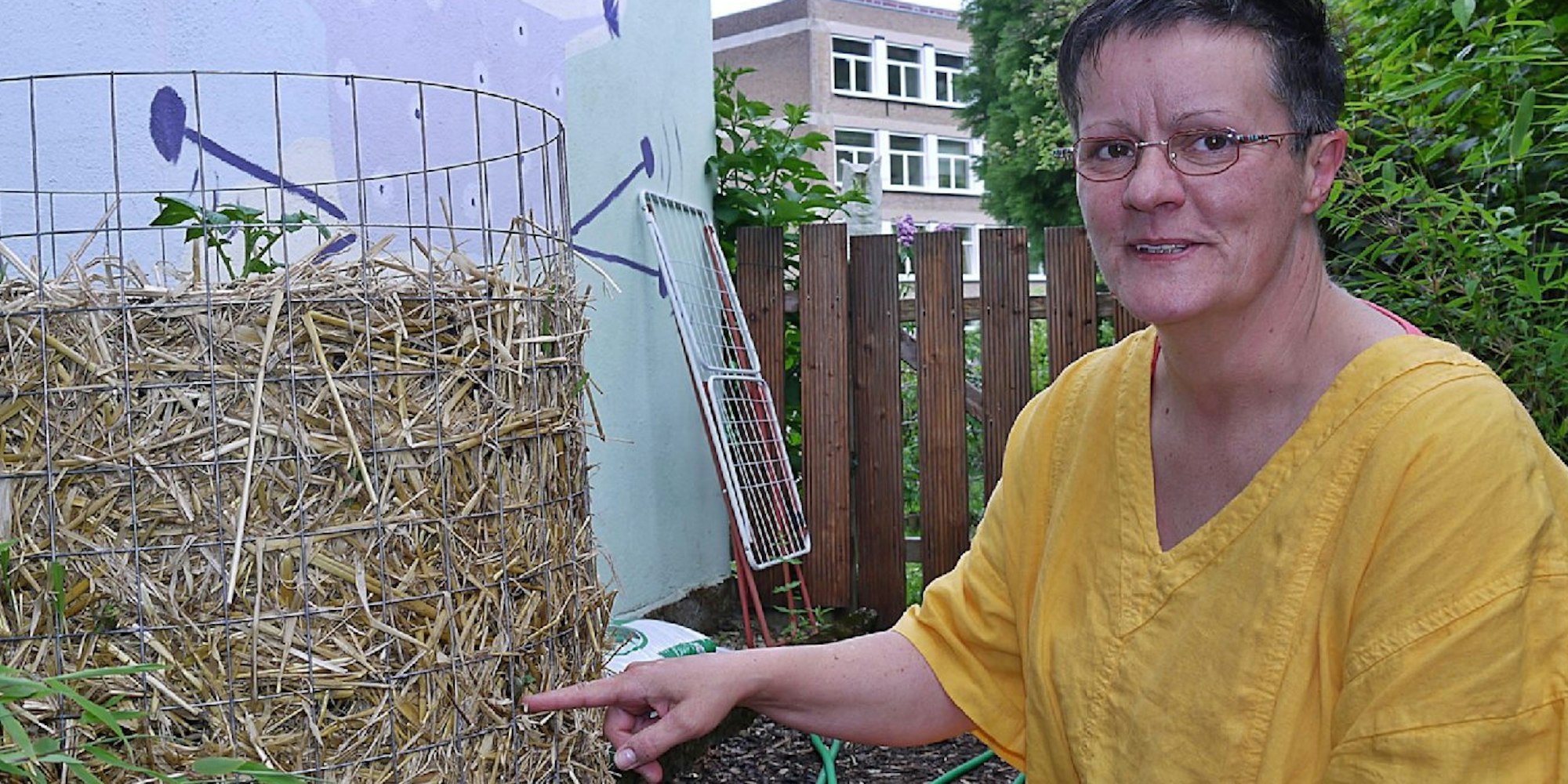 Verena Bartoniczek freut sich über jedes neue grüne Blatt am Kartoffelturm.